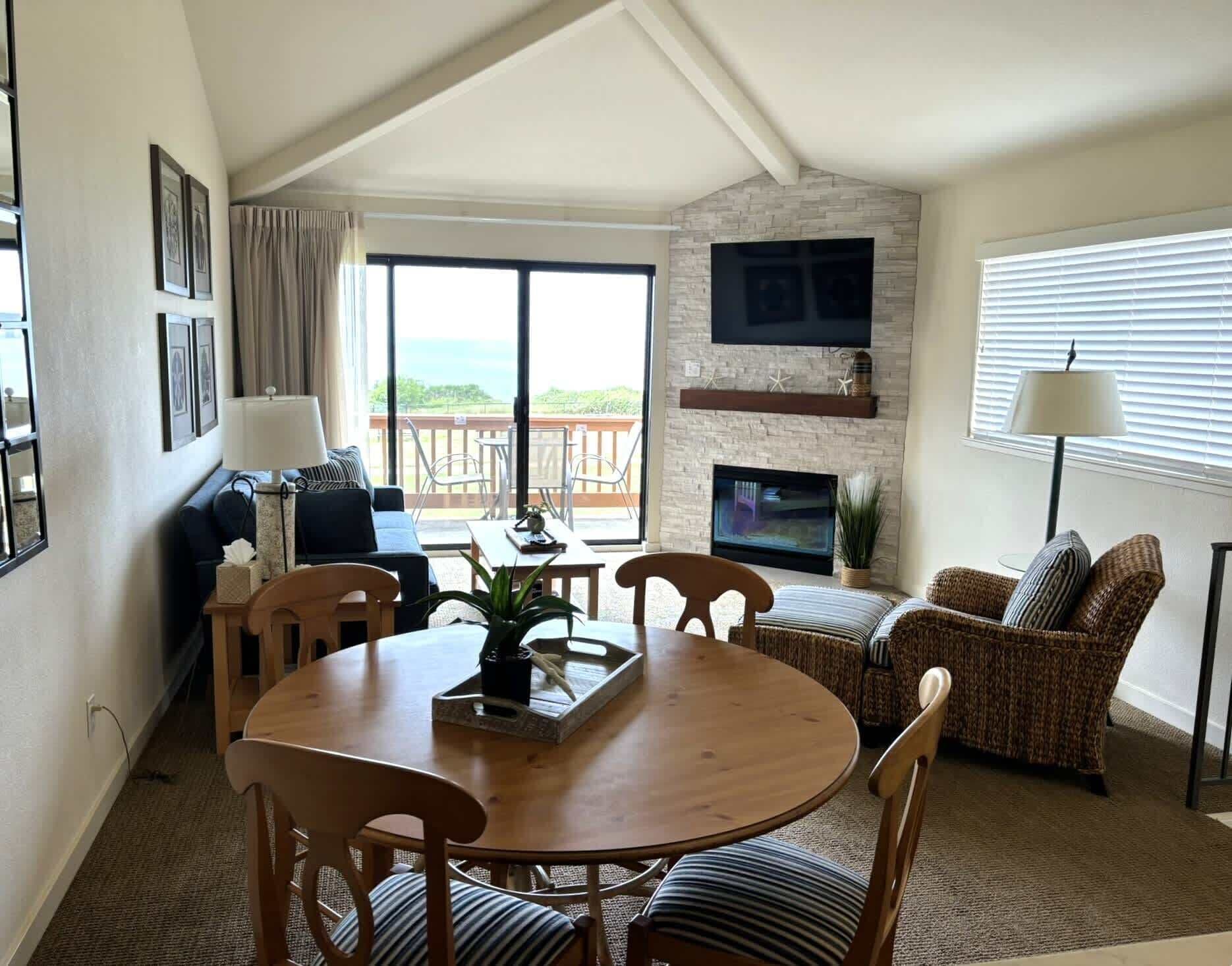 Televisión y chimenea 