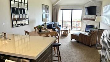 Televisión y chimenea