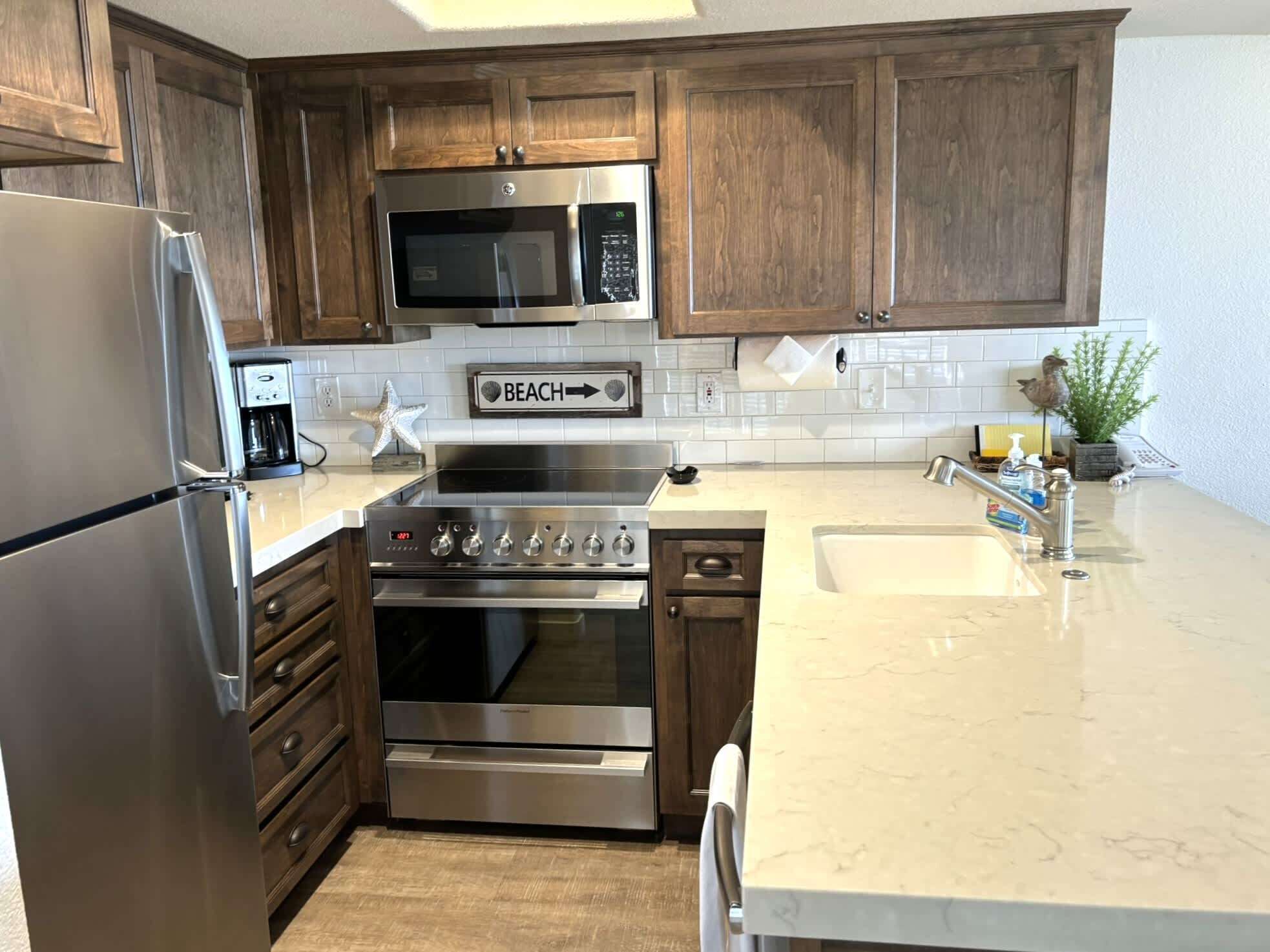 Refrigerador, microondas, horno y parrilla de estufa 