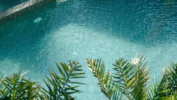 Piscina externa, funciona das 8h às 20h, barracas de cortesia