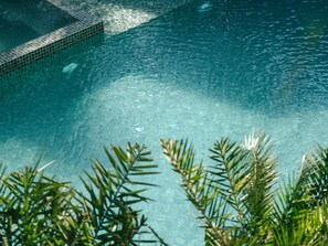 Una piscina al aire libre, cabañas de piscina gratuitas, tumbonas