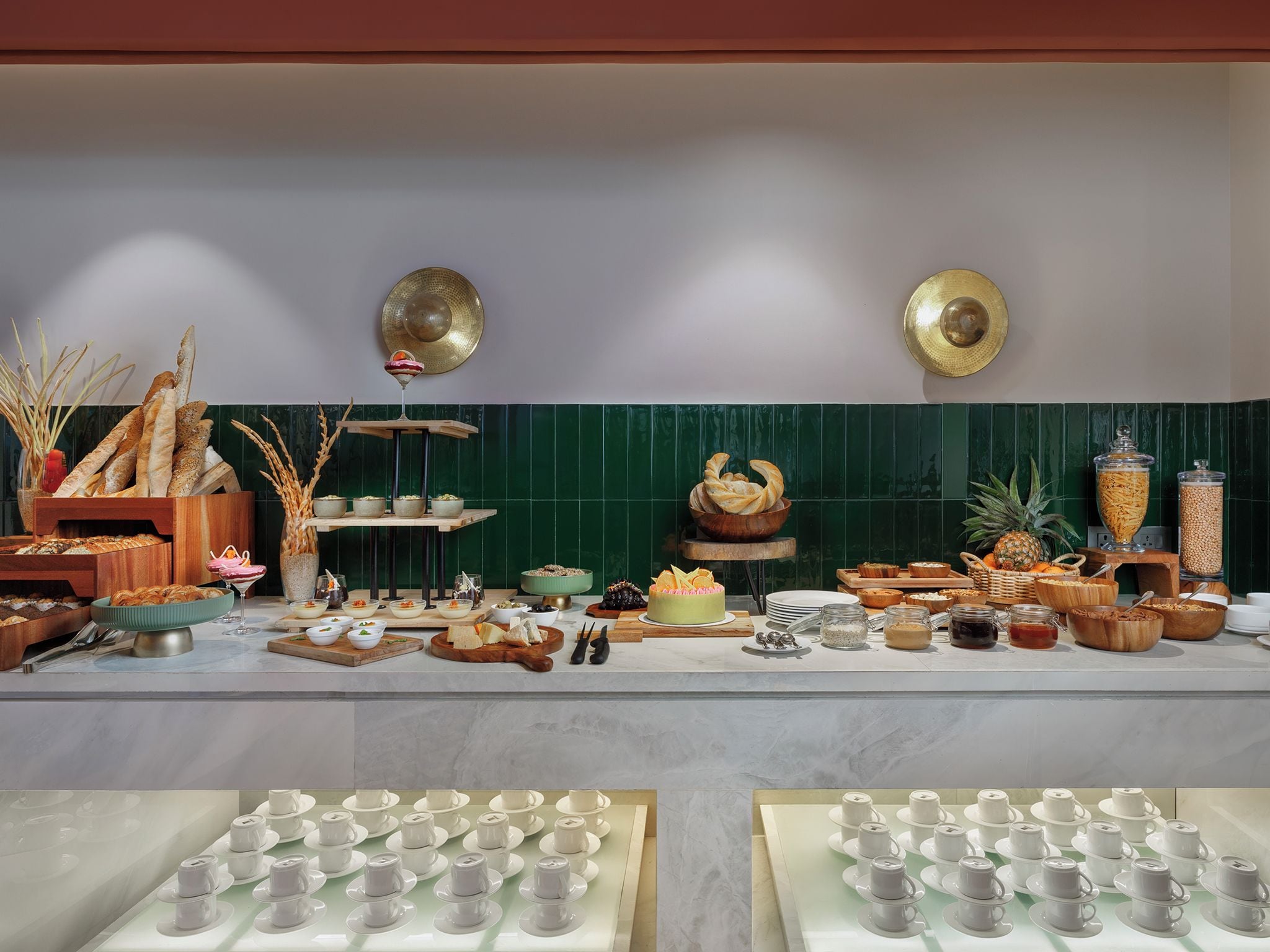 Una mesa de buffet con diferentes tipos de comida y utensilios.