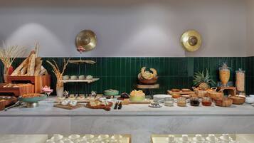 Una mesa de buffet con diferentes tipos de comida y utensilios.
