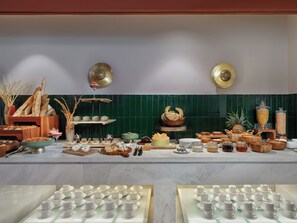Una mesa de buffet con diferentes tipos de comida y utensilios.