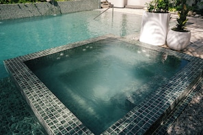 Piscina externa, funciona das 8h às 20h, barracas de cortesia