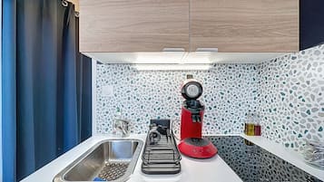 Een koelkast, een microgolfoven, een kookplaat