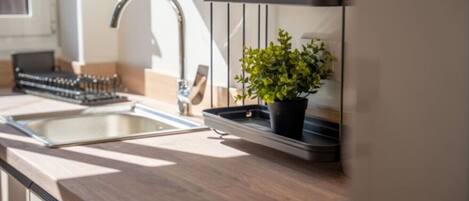 Kylskåp, mikrovågsugn, ugn och spishäll