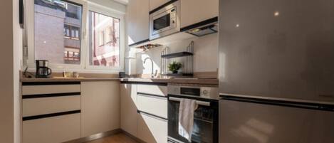 Réfrigérateur, micro-ondes, four, plaque de cuisson