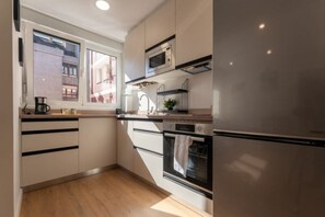 Refrigerador, microondas, horno y parrilla de estufa