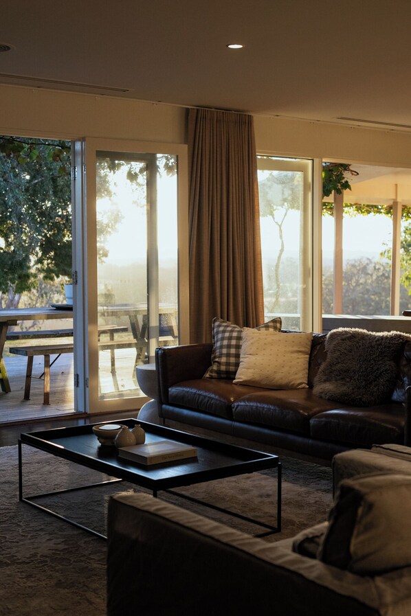 Smart TV, fireplace, books - Mount Macedon Winery | Homestead (Woodend)