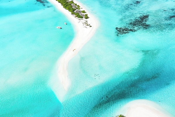Pantai persendirian, pasir putih, kerusi lepak pantai, tuala pantai