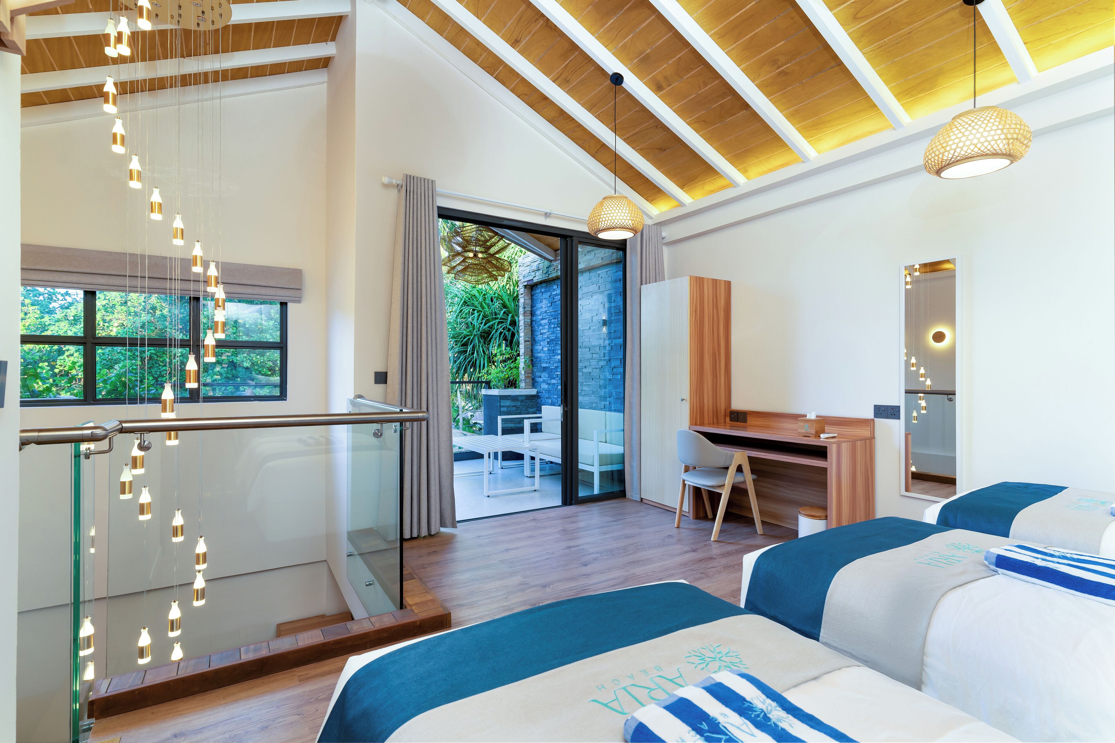 Une chambre d’hôtel moderne avec un balcon, un bureau et un lit.