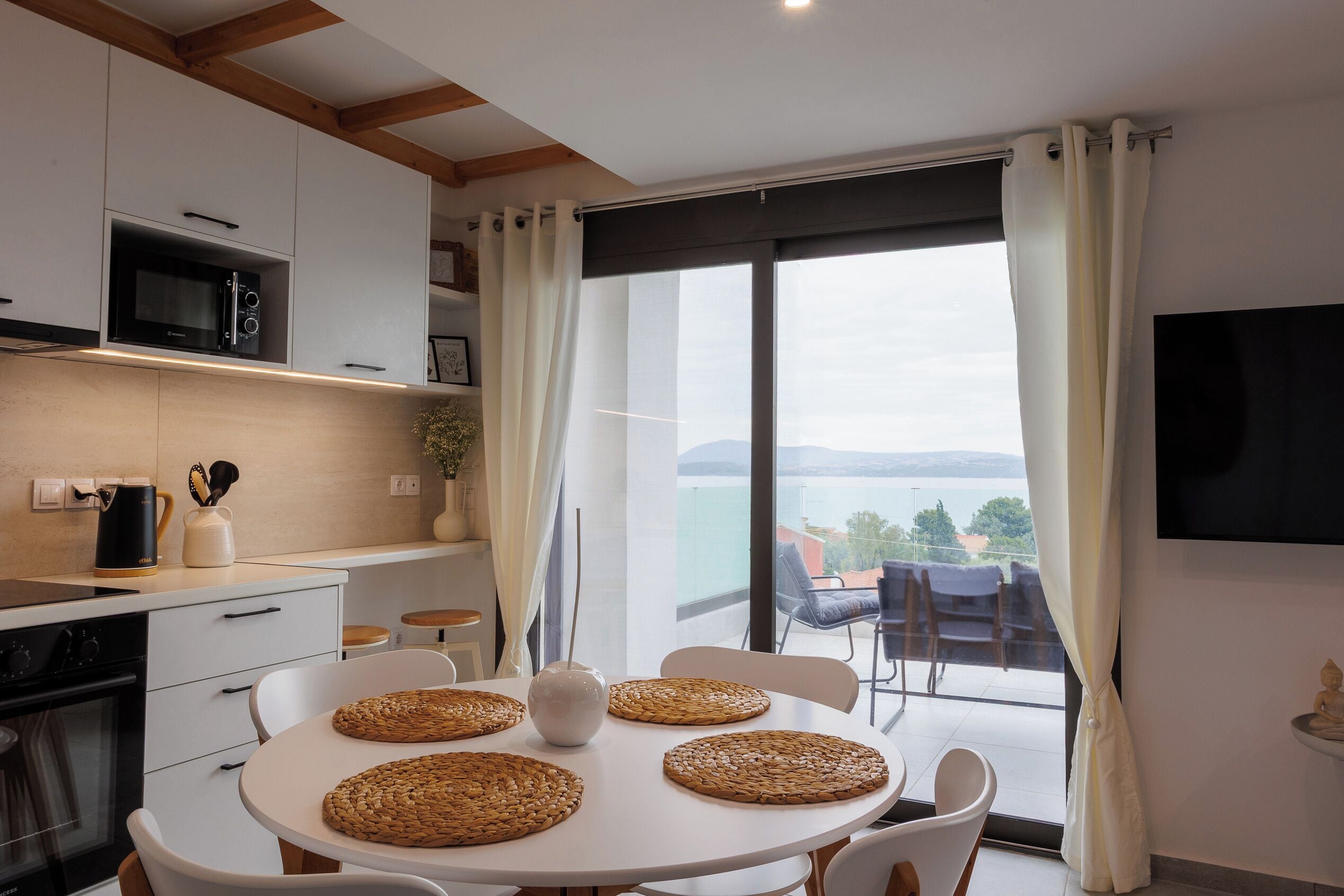 Luxury Apartment, Sea View | Private kitchen