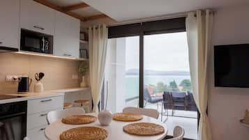 Luxury Apartment, Sea View | Private kitchen