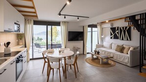 Ein moderner Wohnraum mit Küche, Essbereich und Sitzecke mit Blick.