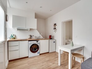 Refrigerador, cafetera y tetera y utensilios de cocina 