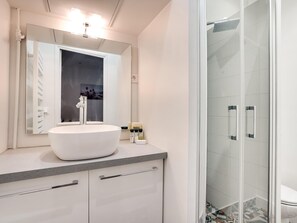 Douche, séchoir à cheveux, serviettes fournies