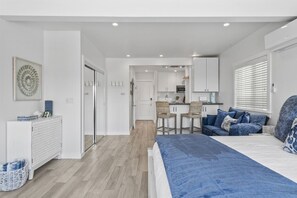 1 bedroom, desk, iron/ironing board, travel cot - Ocean VIEWS! Steps from Victoria Beach, Lux Design (Laguna Beach)