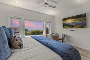 1 soverom, skrivebord, strykejern/-brett og reiseseng for barn