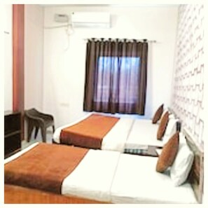 Deluxe Quadruple Room, City View | Soundproofing, bed sheets - Hotel Nand Palace Mathura (Mathura)