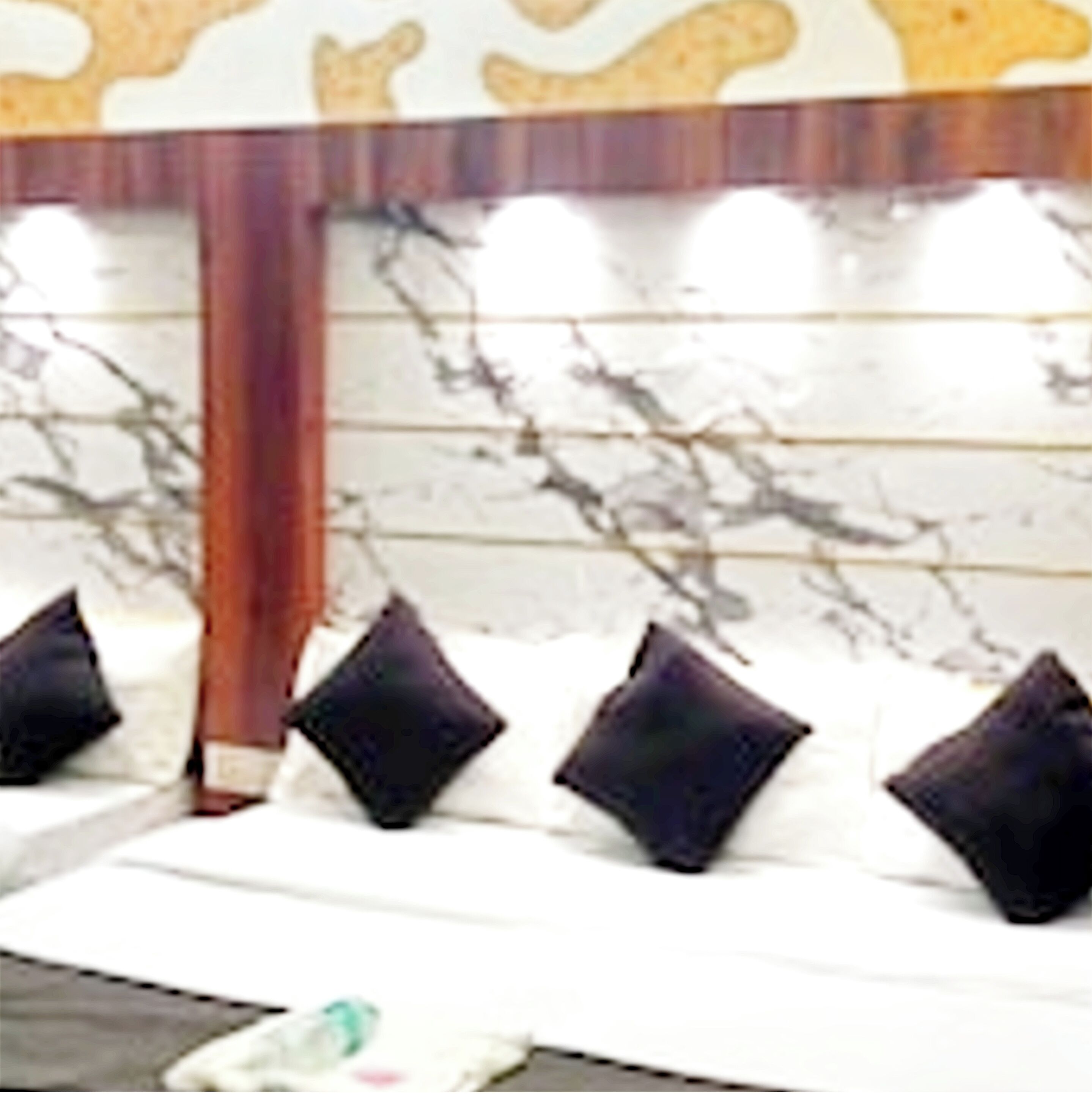 Habitación cuádruple Deluxe, vista a la ciudad | Insonorización y ropa de cama 