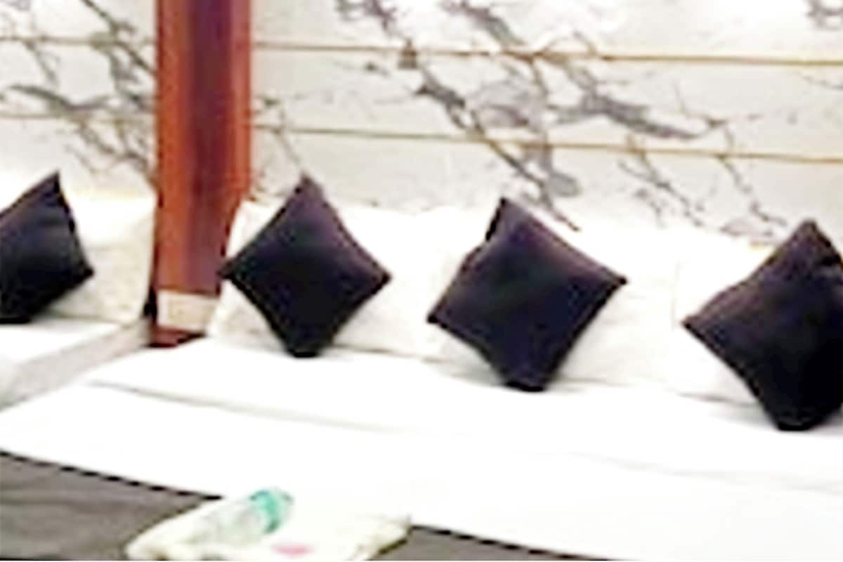 Quarto quádruplo luxo, vista para a cidade | Quartos à prova de som, roupa de cama