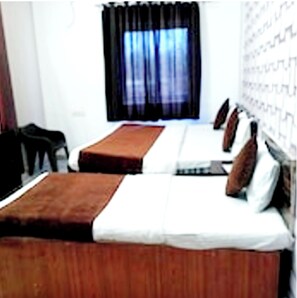 Habitación cuádruple Deluxe, vista a la ciudad | Insonorización y ropa de cama 