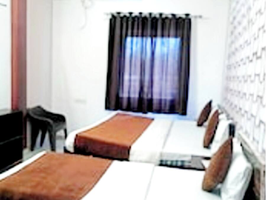 Habitació quàdruple Deluxe, vistes a la ciutat | Habitacions insonoritzades i roba de llit