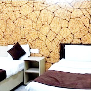 Habitación cuádruple Deluxe, vista a la ciudad | Insonorización y ropa de cama 