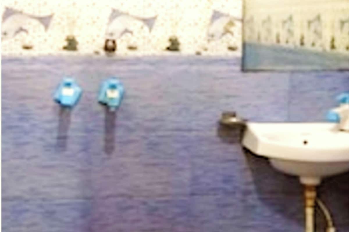 Chuveiro, produtos de toalete grátis, chinelos, toalhas de banho