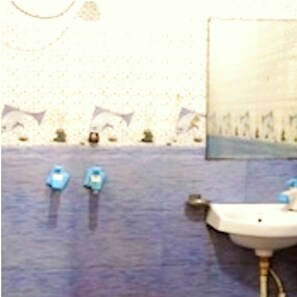 تجهيزات دش، مستلزمات مجانية للعناية الشخصية، خف للقدمين، مناشف