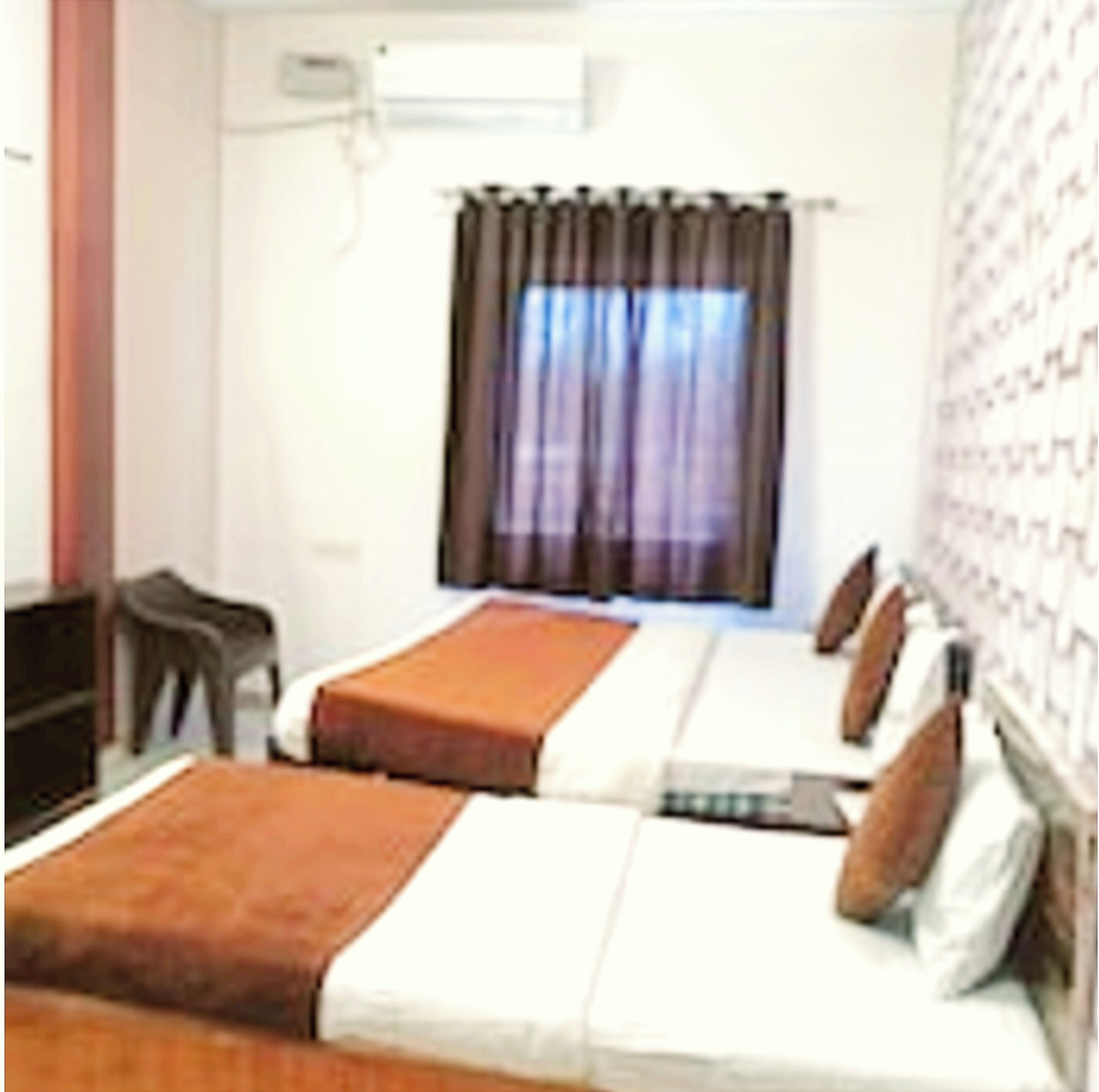 Deluxe Quadruple Room, City View | Soundproofing, bed sheets