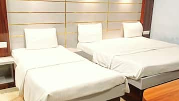 Deluxe driepersoonskamer, uitzicht op de stad | Geluiddichte muren, beddengoed