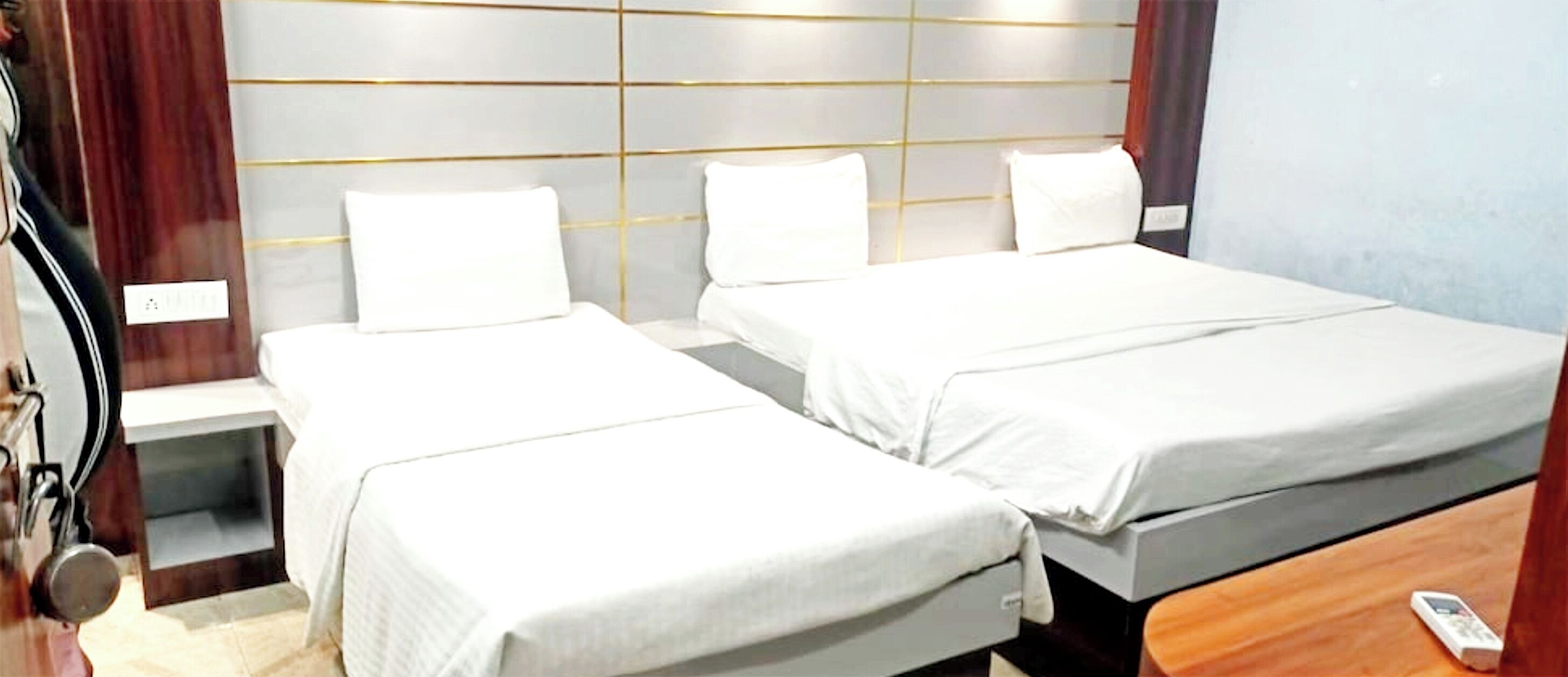 Habitación triple Deluxe, vista a la ciudad | Insonorización y ropa de cama 