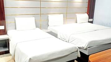 Deluxe Triple Room, City View | Soundproofing, bed sheets