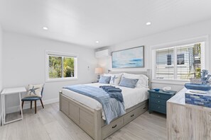 1 quarto, escrivaninha, ferros/tábuas de passar roupa, berço de viagem