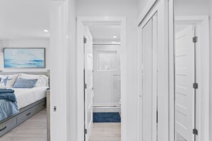 1 Schlafzimmer, Schreibtisch, Bügeleisen/Bügelbrett, Reisekinderbett