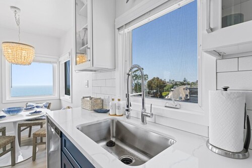 Penthouse! Steps from Victoria Beach, 180 degree ocean views!