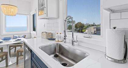 Penthouse! Steps from Victoria Beach, 180 degree ocean views!