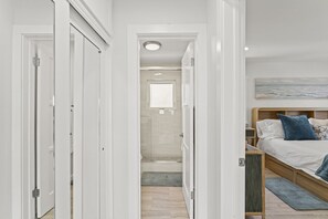 1 Schlafzimmer, Schreibtisch, Bügeleisen/Bügelbrett, Reisekinderbett