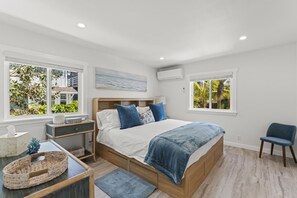 1 slaapkamer, een bureau, een strijkplank/strijkijzer, reisbedje