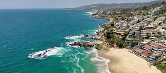 Penthouse! Steps from Victoria Beach, 180 degree ocean views!