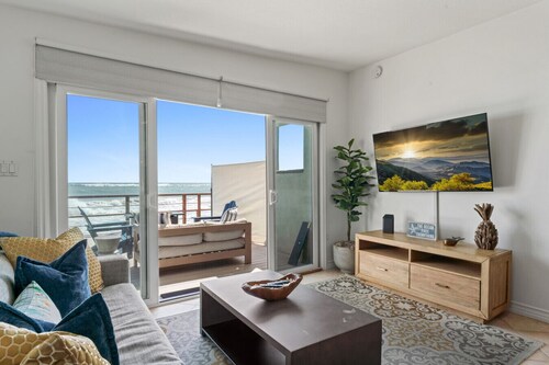 Private beach, toes on the Sand!  Waterworld!