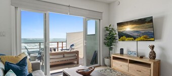 Private beach, toes on the Sand!  Waterworld!