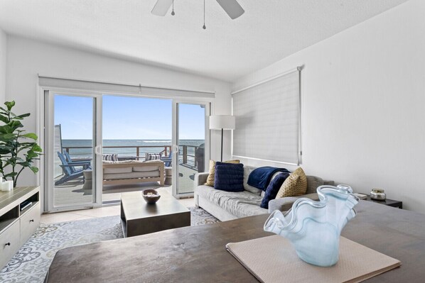 Smart-tv och ett bordtennisbord