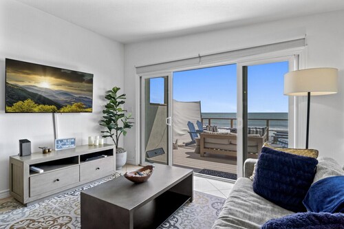 Ocean Front! Private beach, toes on the Sand!