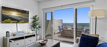 Ocean Front! Private beach, toes on the Sand!