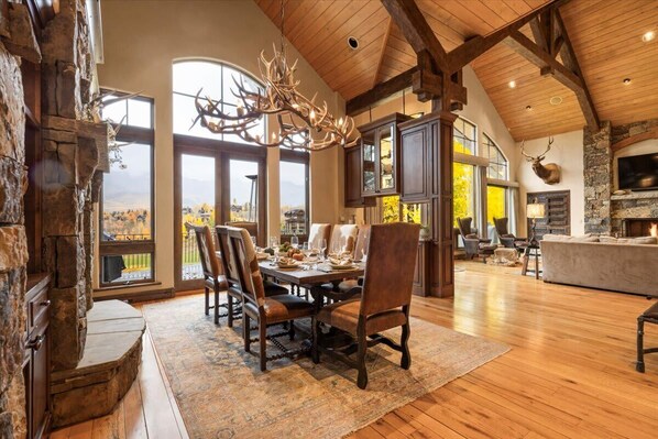 Dining - Luxury Telluride Retreat – Hot Tub & Mountain View (Mountain Village)