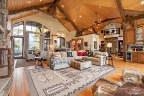 Una televisión, una chimenea, una oficina