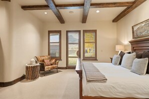 4 bedrooms, desk, WiFi, bed sheets